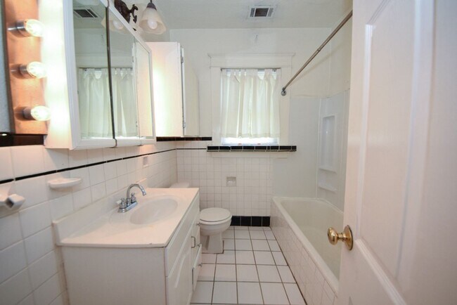 Building Photo - Great 3 bed, 1 bath near University of Mem...