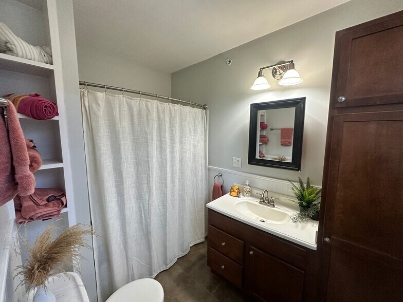 Building Photo - 99 Hillside St