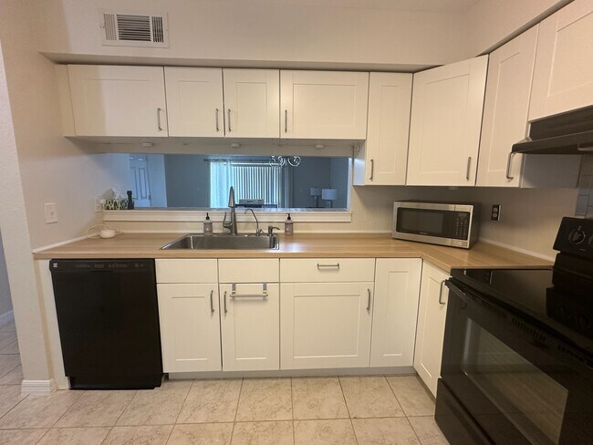 Building Photo - 5206 Sunridge Palms Dr