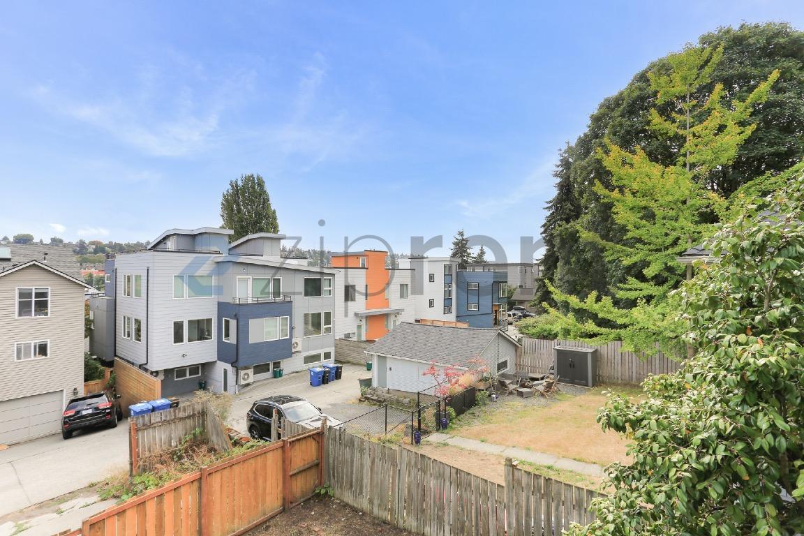 Building Photo - Unit A