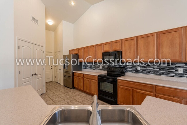 Building Photo - 4 Bedroom / 2 Bathroom Home