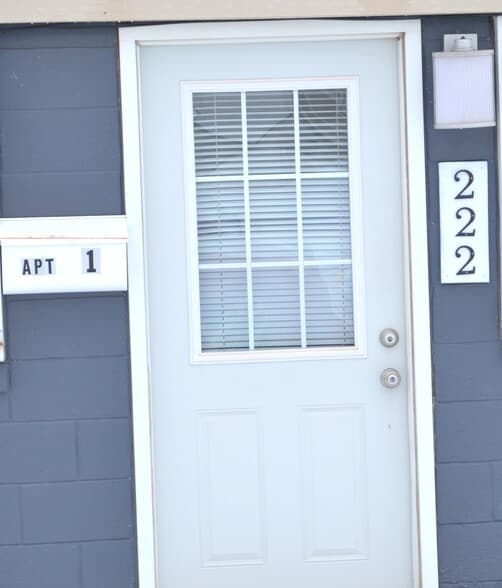 New in 2026--white mailbox and white plaque w/ black house numbers - 222 W Case St