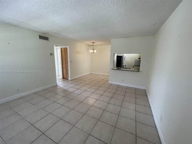 Building Photo - 2642 Riverside Dr