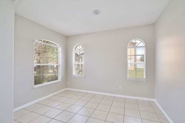 Building Photo - Gorgeous 4/2.5 Home with a 2 Car Garage Lo...