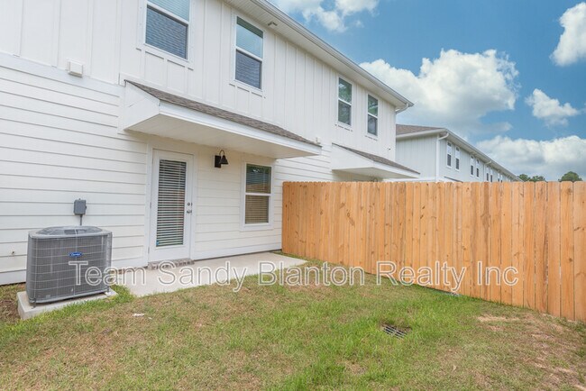 Building Photo - 8706 Meadow Flower Ln
