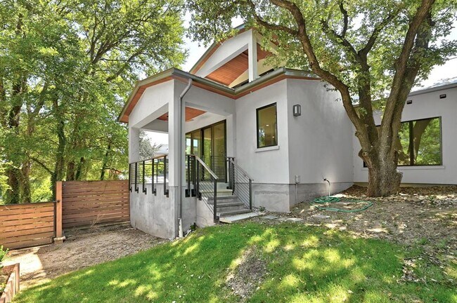 Building Photo - 901 Bouldin Ave