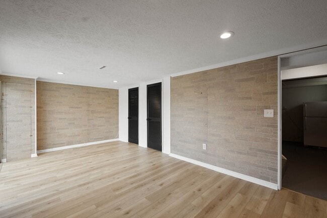 Building Photo - Ready for move in! Check out this RENOVATED 3 bedroom in BROOKLINE! UNBEATABLE LOCATION!