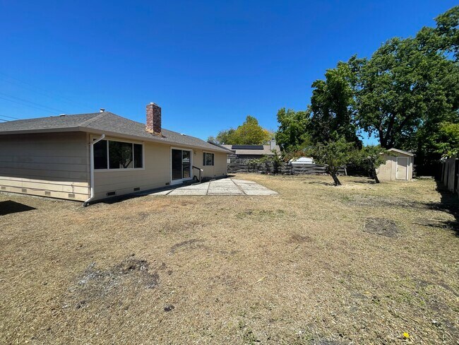 Building Photo - 2530 Tamarisk Dr