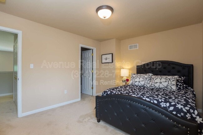 Building Photo - 8947 Hilltop Manor Dr