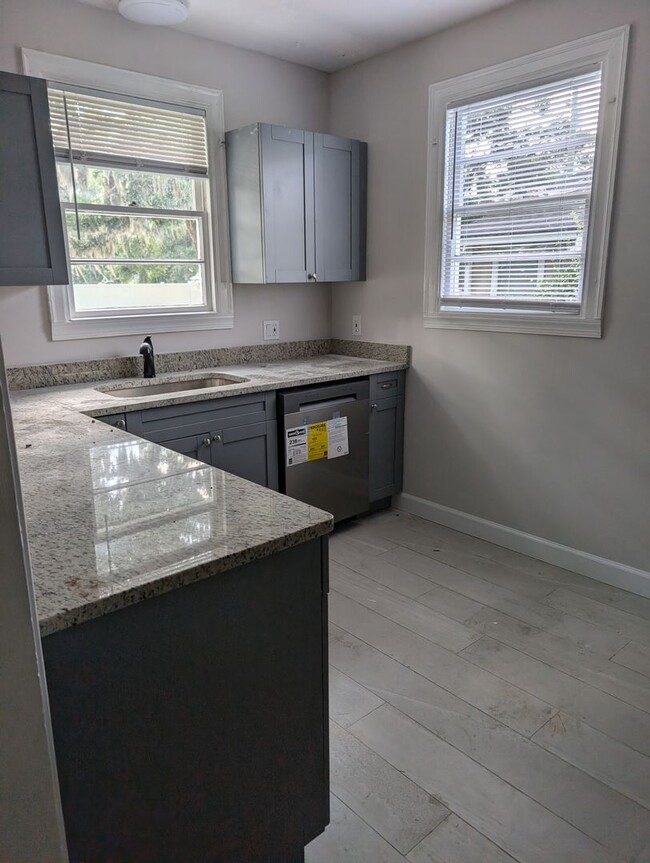 Building Photo - Fully renovated 3/1 near San Marco!