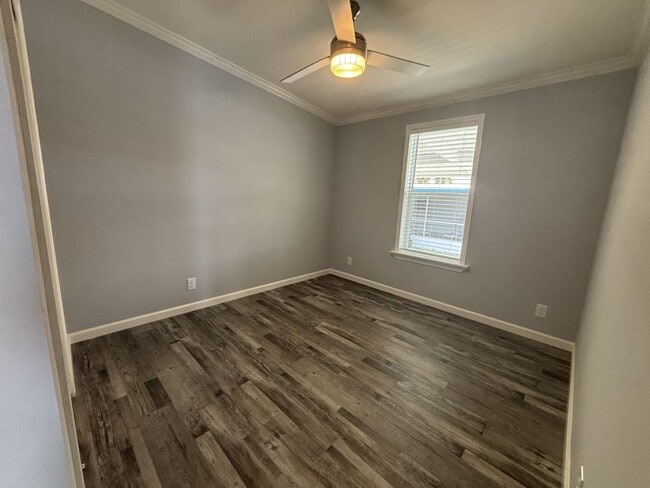 Building Photo - 937 W Questa Ave