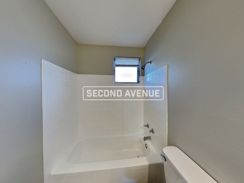 Building Photo - 5943 Jaguar Dr W