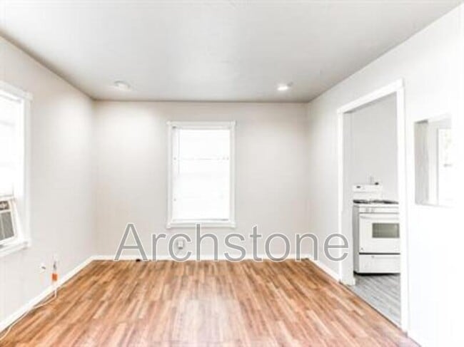 Building Photo - 1004 Sandra Dr