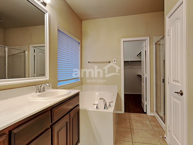 Building Photo - 4525 Lacewood Dr