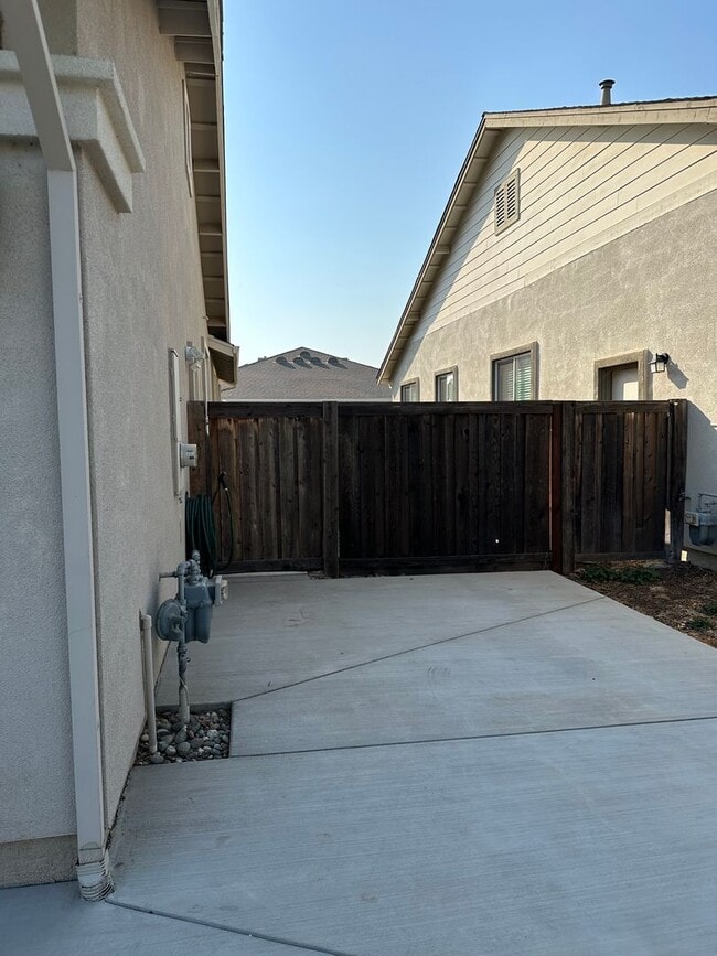 Building Photo - Beautiful 3 Bed 2 Bath House in a Great Lo...