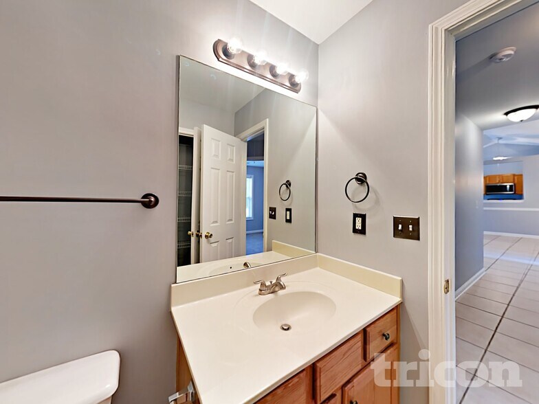 Building Photo - 923 Laurel Green Ln NE