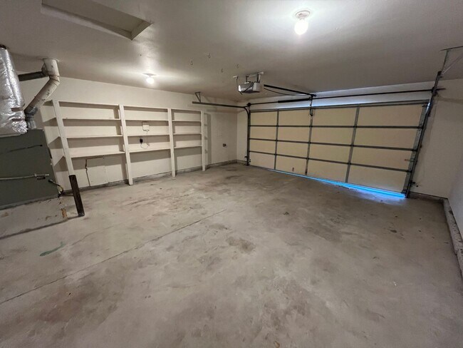 Building Photo - Cozy SE Bend 3 Bed/2 Bath Home on Large Co...