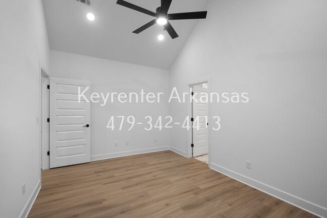 Building Photo - 4 Bed, 2 Bath Home