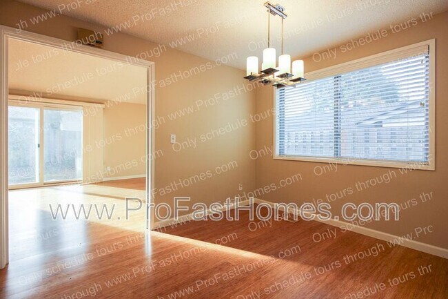 Building Photo - 14210 SW Rochester Dr