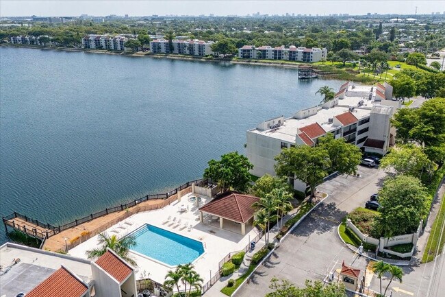 Building Photo - 113 Lake Emerald Dr