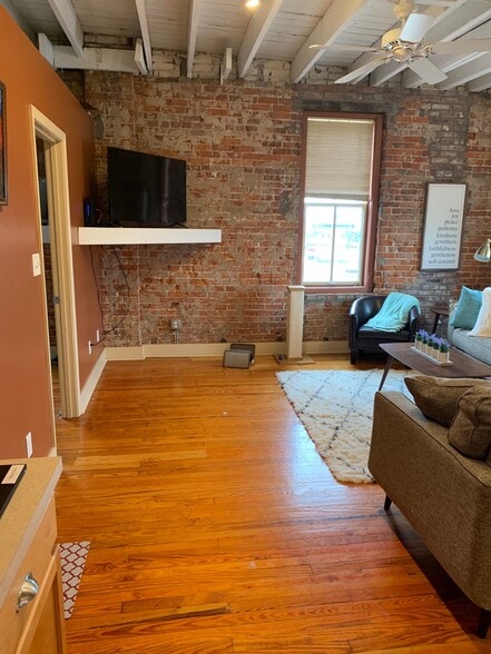 Building Photo - 413 Locust St