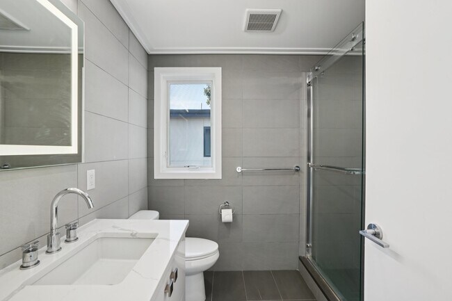 Building Photo - 714 Undercliff Ave