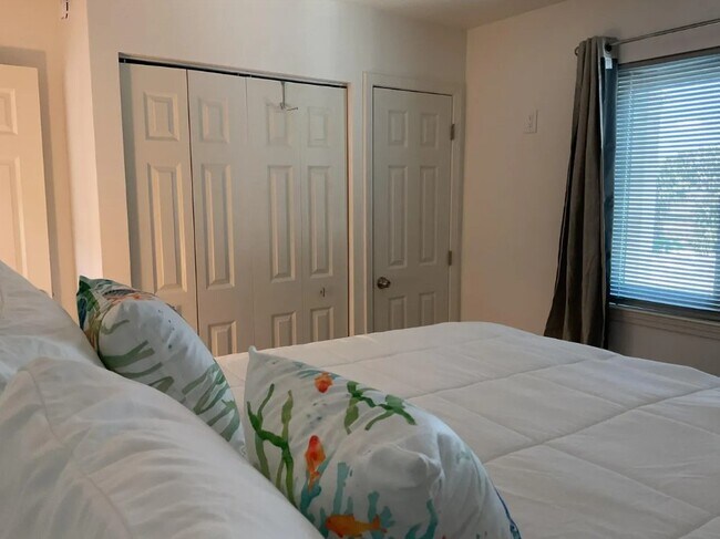 Building Photo - 485 Gulf Shore Dr