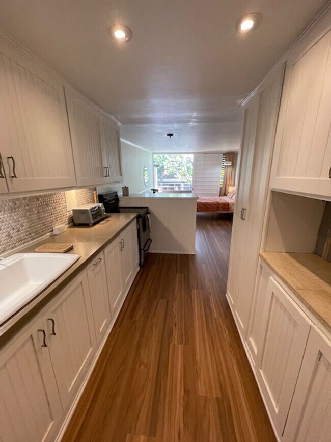 Building Photo - Furnished Upgraded Makiki Studio - ALL Utilities Included!!