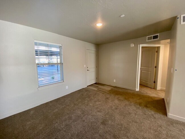 Building Photo - APARTMENT IN GREAT LOCATION FOR RENT!
