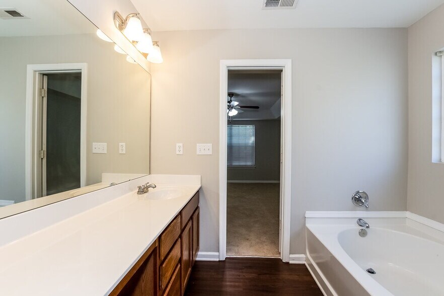 Building Photo - 7017 Hidden Creek Dr