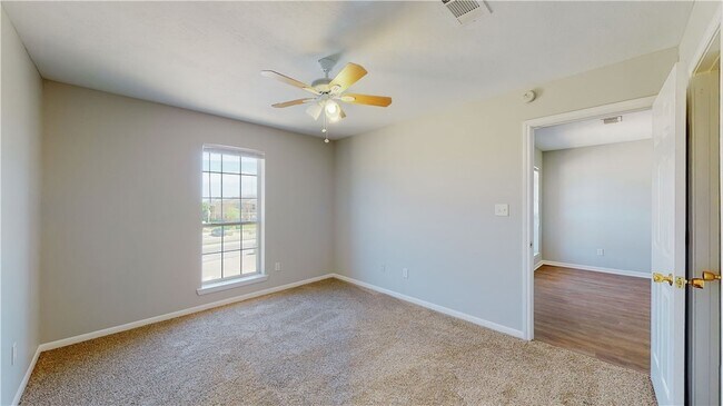 Building Photo - 1507 Hollow Hill Dr