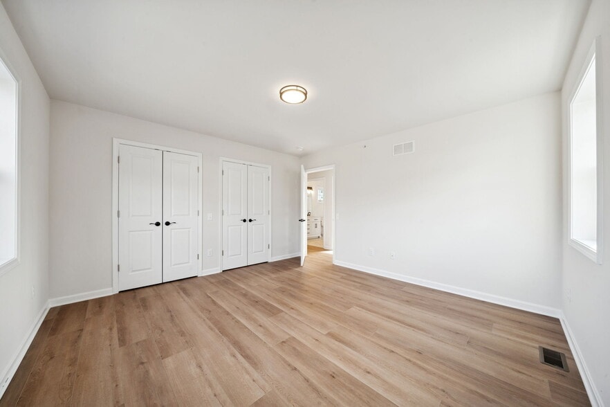 Building Photo - 2215 Lebanon Dr