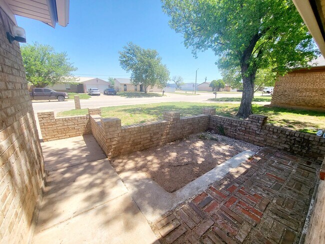 Building Photo - 4017 Eastridge Dr