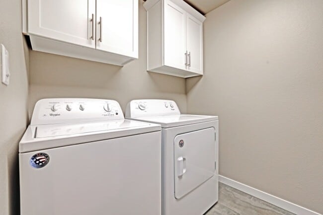 Building Photo - Beautiful home in SW Bend!  Large fenced i...