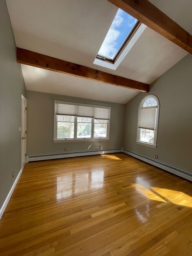 Building Photo - Beautifully renovated 3 bed/3 full bath si...