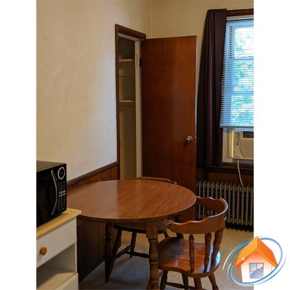 Building Photo - 701 E 6th St