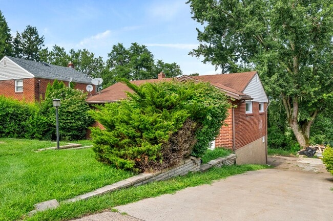 Building Photo - Gorgeous 3 bedroom home in Penn Hills avai...