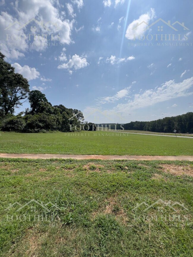 Building Photo - Peaceful Country Living with Stunning View...