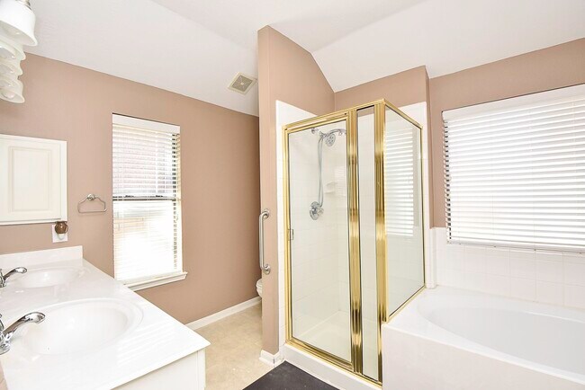 Building Photo - 21619 Oakcreek Ct