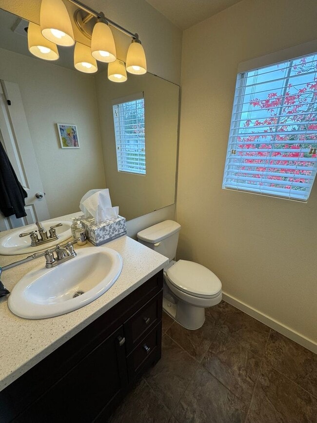 Building Photo - 2Bd/2.5Ba Bellevue Townhouse