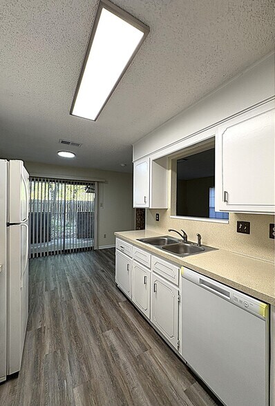 Building Photo - 3901 Hereford Ln