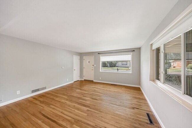 Building Photo - Charming 3-Bedroom Home Near CMU with Bonus Room