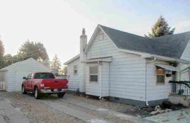 Building Photo - 716 18th Ave S