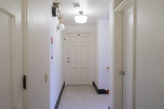 Building Photo - Cozy Studio, Available Now, Great location to Downtown!!