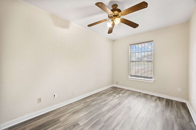 Building Photo - Confortable 2 bedroom 1 bath