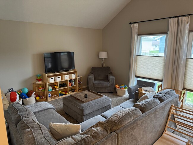 Building Photo - Spacious Corner Townhome with Private Yard...