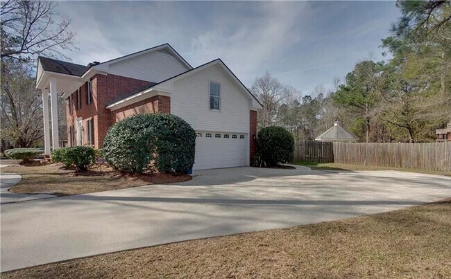 Building Photo - Stunning 4 Bed, 3 Bath Home with Pool in E...