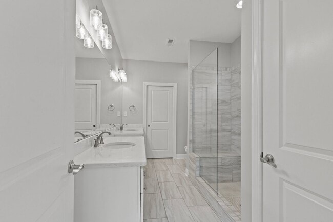 Building Photo - 4 Bed 3.5 Bath Home on the Golf Course