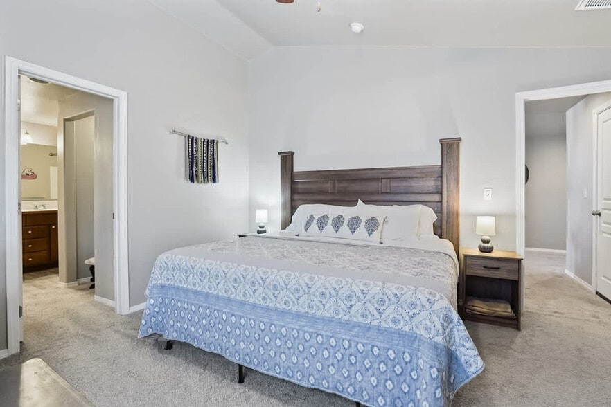 Building Photo - 218 Cliff Swallow Ave