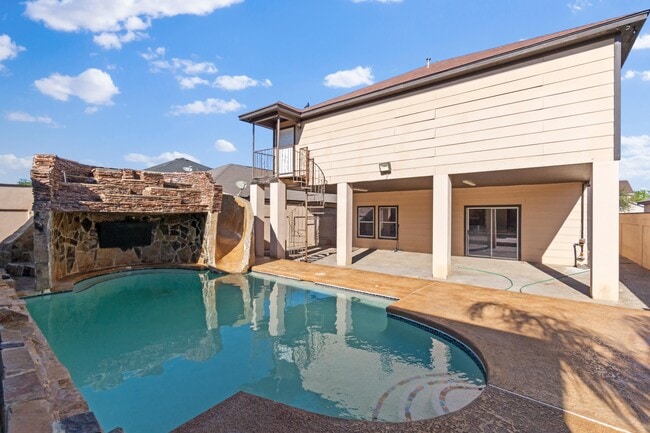 Building Photo - 2106 Mallorca Dr